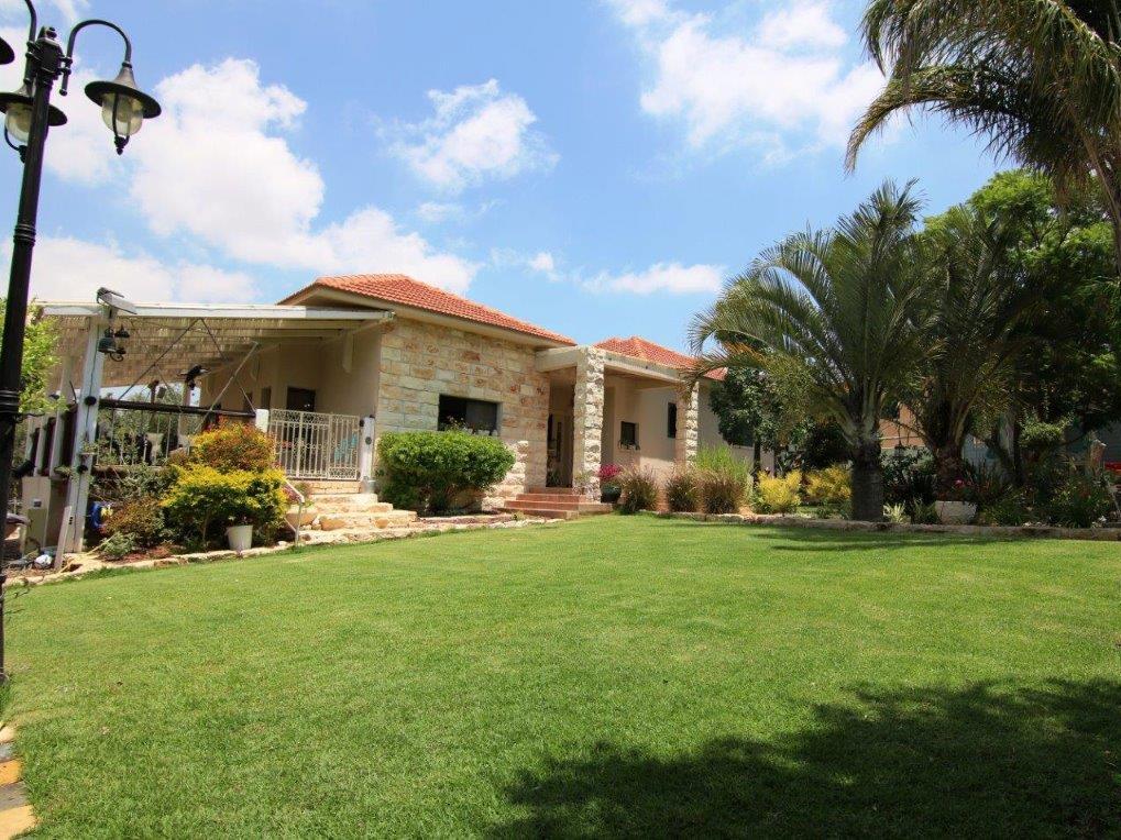 Villa in Moshav Givat Nili